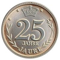 Münze mit der Aufschrift '25 Jahre', verziert mit einem Lorbeerkranz und einer Krone, die ein Jubiläum symbolisiert.