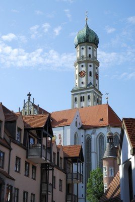 Ulrichskirche in Augsburg bei schönen Wetter.