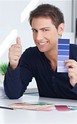 Ein Mann aus Eichstätt zeigt einem Farbstreifen für ein Webdesign.