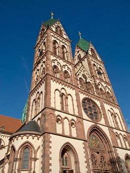 Herz-Jesu Kirche in Freiburg mit Blick auf die zwei Türme.